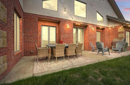 Colonial Pine Hills Casa | Luxe Villa Expansive Yard Near Rapid City