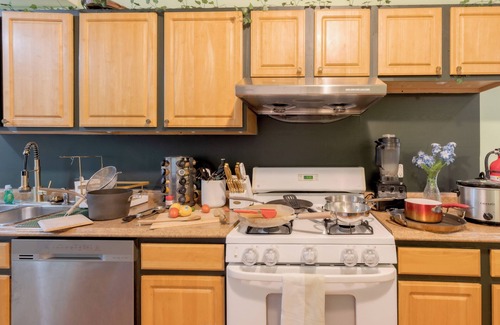 Canaryville Apartamento | LUXE Vintage Green Loft - 10min to Downtown, Movie Rm, Student & Family-Friendly