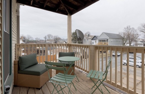 Canaryville Apartamento | LUXE Vintage Green Loft - 10min to Downtown, Movie Rm, Student & Family-Friendly