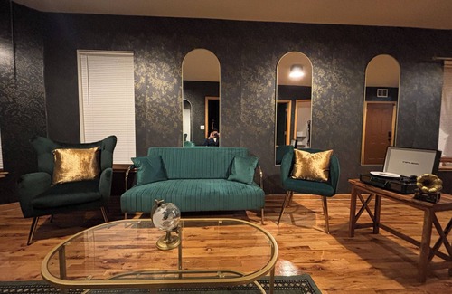 Canaryville Apartamento | LUXE Vintage Green Loft - 10min to Downtown, Movie Rm, Student & Family-Friendly