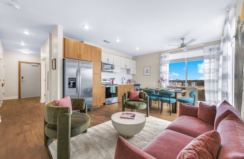 Eighth Avenue Apartamento | Luxe Vista Gulch 2BR Pool Gym King Bed