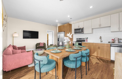 Eighth Avenue Apartamento | Luxe Vista Gulch 2BR Pool Gym King Bed