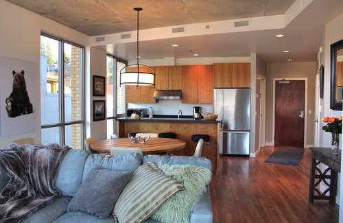 Hood River Condominio | Luxe Water View Condo in the Heart of Hood River
