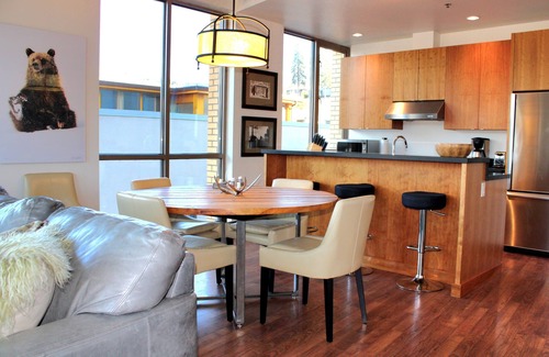 Hood River Condominio | Luxe Water View Condo in the Heart of Hood River