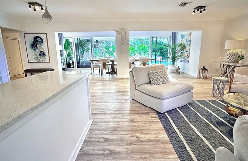 Central Fort Lauderdale Casa | LUXE Waterfront! Htd Pool HotTub Kayaks 3ml to Beach/Las Olas Blvd. Sleeps 11