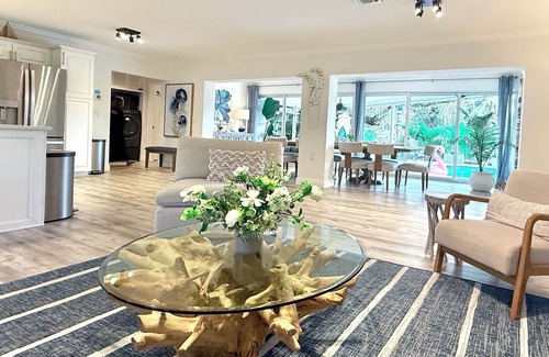 Central Fort Lauderdale Casa | LUXE Waterfront! Htd Pool HotTub Kayaks 3ml to Beach/Las Olas Blvd. Sleeps 11