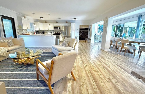 Central Fort Lauderdale Casa | LUXE Waterfront! Htd Pool HotTub Kayaks 3ml to Beach/Las Olas Blvd. Sleeps 11