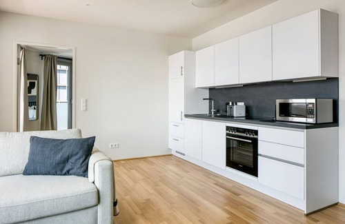 Favoriten Apartamento | Luxe Wieden 1BR w/ Balcony, Gym, Elevator, walk to U-Bahn, by Blueground