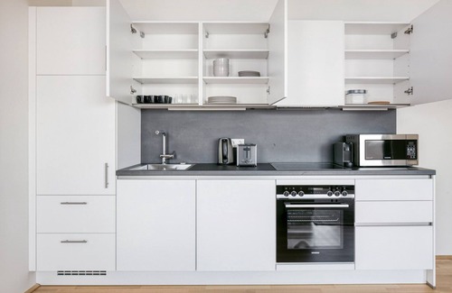 Favoriten Apartamento | Luxe Wieden 1BR w/ Balcony, Gym, Elevator, walk to U-Bahn, by Blueground