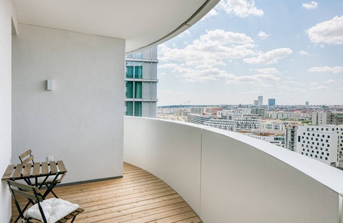 Favoriten Apartamento | Luxe Wieden 1BR w/ Balcony, Gym, Elevator, walk to U-Bahn, by Blueground