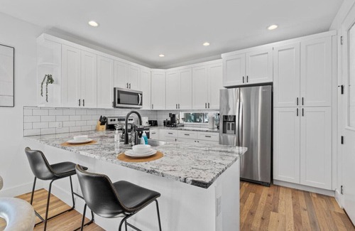 University Hills and Windsor Park Casa | Huge Windsor Park Home | Sleeps 12 | 14 Min to DTX