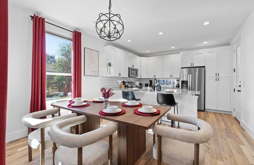 University Hills and Windsor Park Casa | Huge Windsor Park Home | Sleeps 12 | 14 Min to DTX