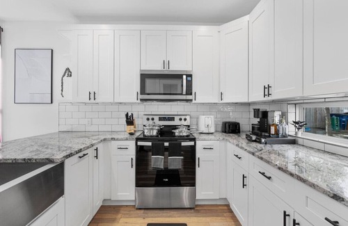 University Hills and Windsor Park Casa | Huge Windsor Park Home | Sleeps 12 | 14 Min to DTX