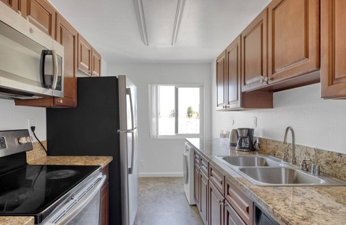 Woodland Hills Apartamento | Luxe Woodland Hills 2BR w/ Pool & Gym, near Warner Center, by Blueground