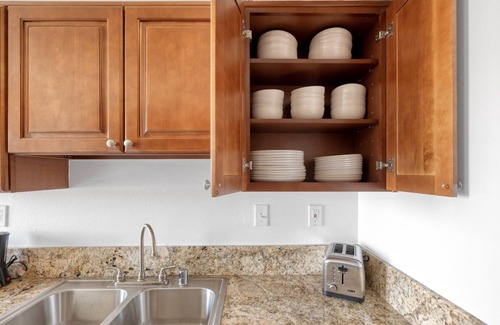 Woodland Hills Apartamento | Luxe Woodland Hills 2BR w/ Pool & Gym, near Warner Center, by Blueground
