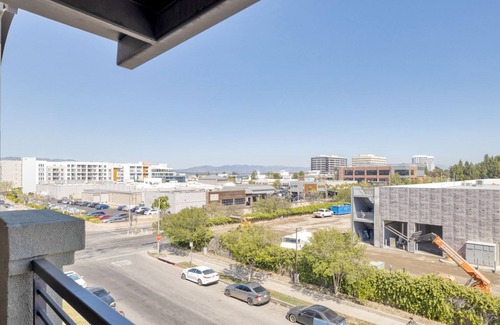 Woodland Hills Apartamento | Luxe Woodland Hills 2BR w/ Pool & Gym, near Warner Center, by Blueground