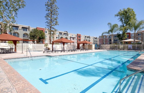 Woodland Hills Apartamento | Luxe Woodland Hills 2BR w/ Pool & Gym, near Warner Center, by Blueground