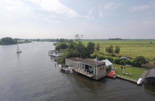 De Veenhoop Casa | Luxe woonboot unieke locatie Friesland Âlde Feanen