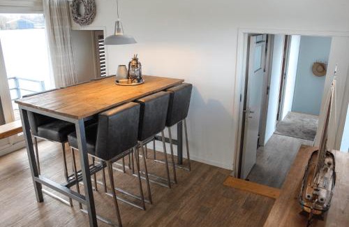 De Veenhoop Casa | Luxe woonboot unieke locatie Friesland Âlde Feanen