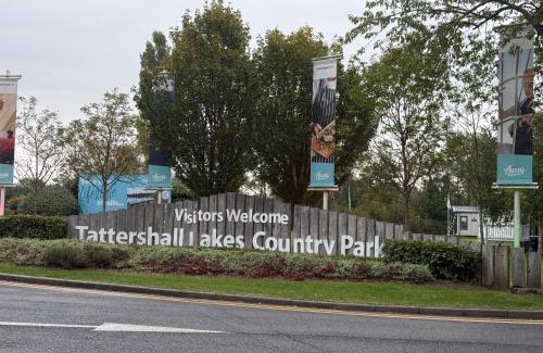 Tattershall Apartamento | LuxeHaven - A Beautiful Luxury Hot Tub Caravan Holiday Home in prime location at Tattershall Lakes Country Park, Lincolnshire, with free WiFi and Cinematic Lights