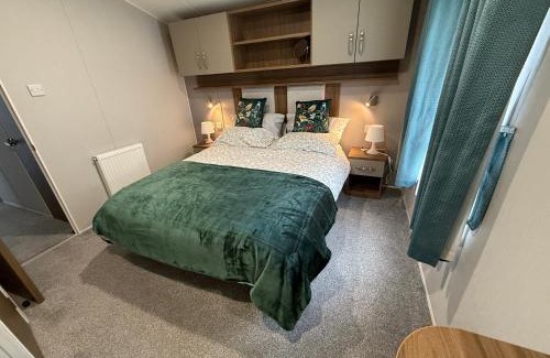 Tattershall Apartamento | LuxeHaven - A Beautiful Luxury Hot Tub Caravan Holiday Home in prime location at Tattershall Lakes Country Park, Lincolnshire, with free WiFi and Cinematic Lights