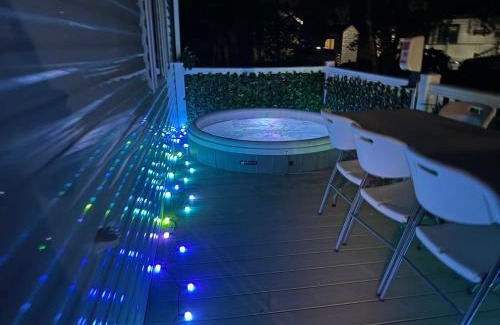 Tattershall Apartamento | LuxeHaven - A Beautiful Luxury Hot Tub Caravan Holiday Home in prime location at Tattershall Lakes Country Park, Lincolnshire, with free WiFi and Cinematic Lights