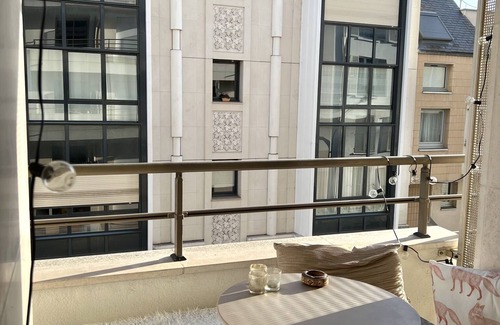 Levallois-Perret Apartamento | LuxeLevallois: Stylish & Comfortable Home with a Balcony in Great Location