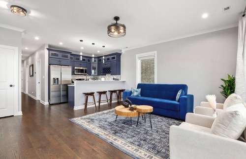 Grand Boulevard Casa | LuxHome up to 6 guests in Chicago; WiFi, AC, Heat, Security cams, Downtown 8mins