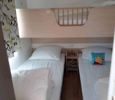 Bredene Chalet De Esquí | Luxueuze stacaravan in Bredene met eigen terras en tuintje (425)