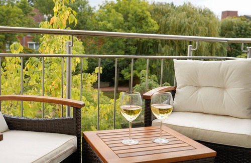 Doehren Apartamento | Luxuriöses Messe Apartment an der Leineinsel in Hannover, Direkt am Wasser