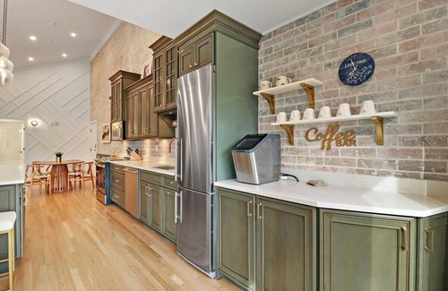 Fontana-on-Geneva Lake Condominio | Luxurious Condo Experience |Lakeside Villa |Pool |Expansive Walk-Out Balcondy |King Suite |Fireplace