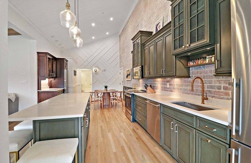 Fontana-on-Geneva Lake Condominio | Luxurious Condo Experience |Lakeside Villa |Pool |Expansive Walk-Out Balcondy |King Suite |Fireplace