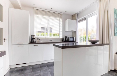 Zeewolde Casa | Luxurious 12-person houseboat with jacuzzi, sauna, 5 bedrooms, and garden by the water. Includes swim ladder, covered balcony, and large dining table. Located at Villa Resort Harderwold near the Veluwemeer!