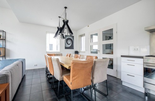 Zeewolde Casa | Luxurious 12-person houseboat with jacuzzi, sauna, 5 bedrooms, and garden by the water. Includes swim ladder, covered balcony, and large dining table. Located at Villa Resort Harderwold near the Veluwemeer!