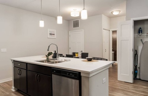 Plato Center Apartamento | Luxurious 2 BD/2BA -WFH Equipped