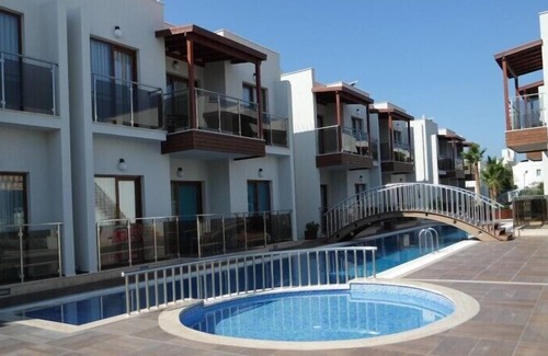 Turgutreis Apartamento | Lujoso apartamento de 2 dormitorios en planta baja con piscina comunitaria.