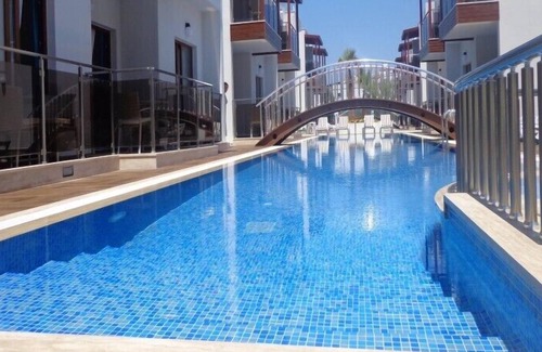 Turgutreis Apartamento | Lujoso apartamento de 2 dormitorios en planta baja con piscina comunitaria.