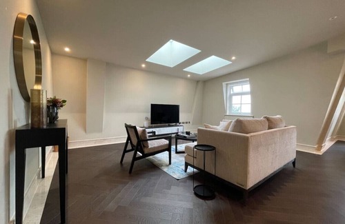Chigwell Apartamento | Luxurious 2 BR, 2 BA Apt, Desirable Chigwell