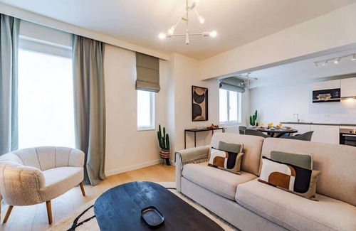 Plasky Apartamento | Luxurious 2-BR flat Near NATO & EU