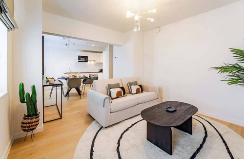 Plasky Apartamento | Luxurious 2-BR flat Near NATO & EU