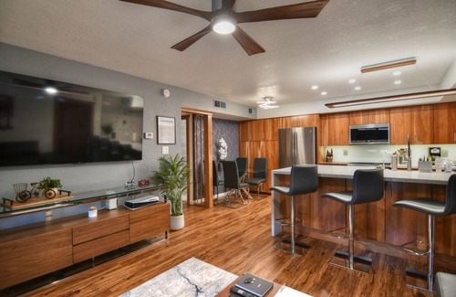East Mesa Condominio | Luxurious 2B/2B Executive Condo Pets Considered, Heated Community Pool & Hot Tub