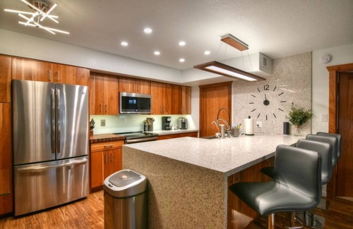 East Mesa Condominio | Luxurious 2B/2B Executive Condo Pets Considered, Heated Community Pool & Hot Tub