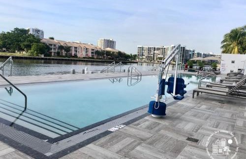 Hollywood South Central Beach Apartamento | Luxurious 2b 2b with an Amazing View - Daily resort fee and parking not included -