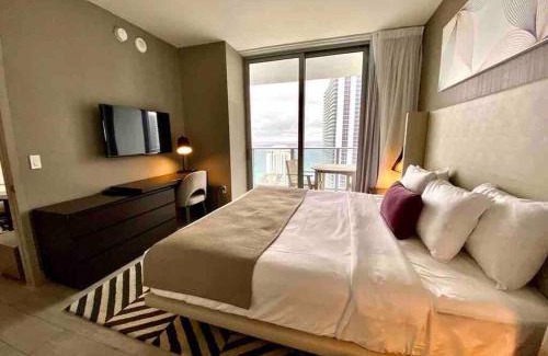 Hollywood South Central Beach Apartamento | Luxurious 2b 2b with an Amazing View - Daily resort fee and parking not included -