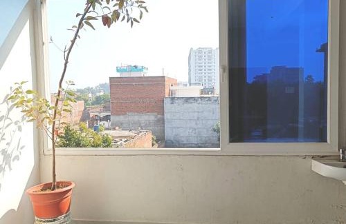 Sarnath Apartamento | Luxurious 2BHK AC studio apt 20 minutes from Ghats