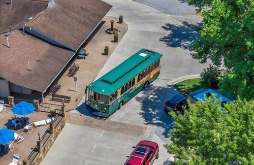 Gatlinburg - Pigeon Forge Cabaña | Luxurious 2BR Cottage in Pigeon Forge