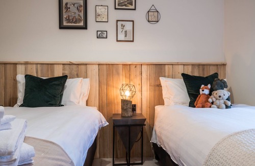 Carrick-on-Shannon Cabina | Luxurious 3 bedroom Woodland Lodge 6 Sleeper