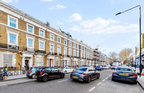 Kensington Apartamento | Luxurious 3 Bedroom Flat with Balcony in Kensington for 7 Next to Station Near Harrods