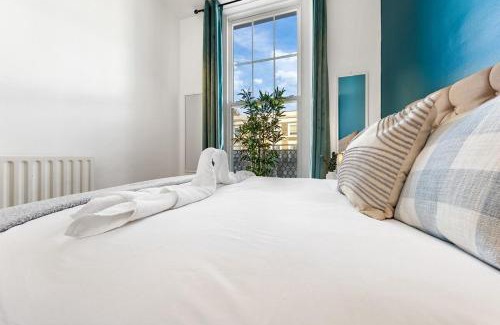 Kensington Apartamento | Luxurious 3 Bedroom Flat with Balcony in Kensington for 7 Next to Station Near Harrods