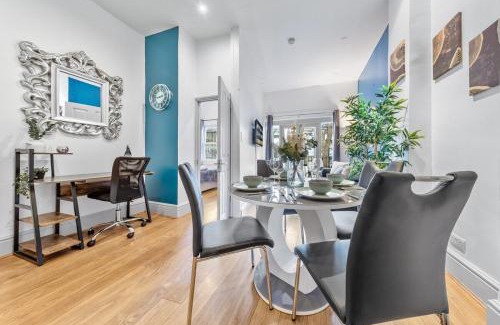 Kensington Apartamento | Luxurious 3 Bedroom Flat with Balcony in Kensington for 7 Next to Station Near Harrods